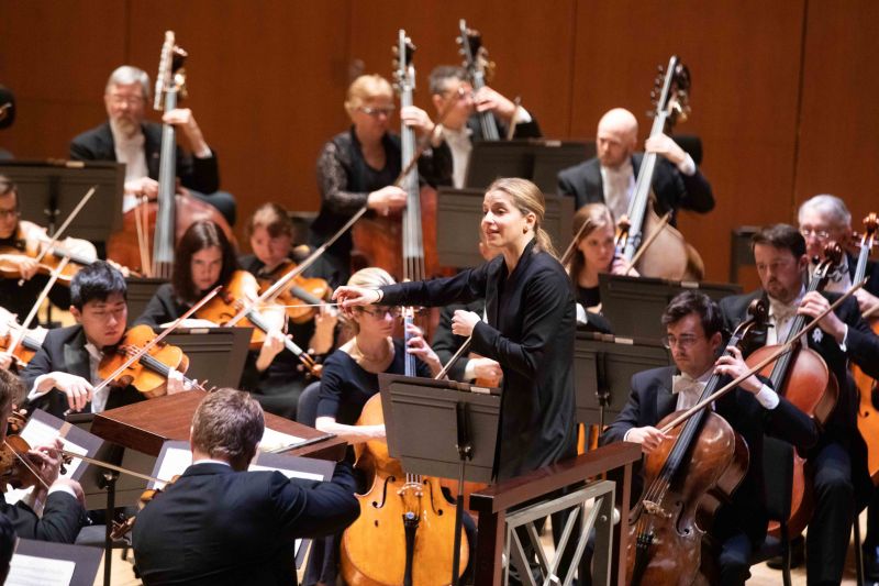 Canellakis conducts Beethoven's Leonore Overture No. 3. (Credit : Jeff Roffman)