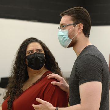 Daryl Freedman rehearsing with William Meinert who plays Curio, Caesar’s General (Felipe Barral/TAO)