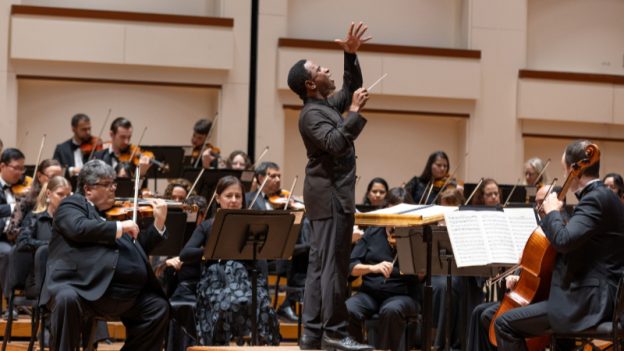 Kwamé Ryan leads the Charlotte Symphony Orchestra in its Gala concert on September 18, 2025. (credit: Catchlight Photography)