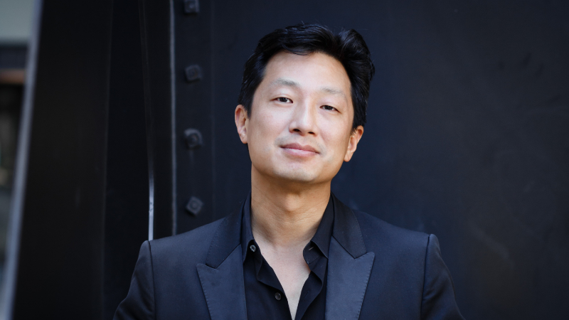 Jerry Hou leads Atlanta Symphony Orchestra in a narrative throughline of Sohn, Glass, and Rachmaninoff