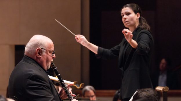 Clarinetist Gregory Raden solos and conductor Shira Samuels-Shragg leads the Dallas Symphony Orchestra in Jonathan Cziner’s ‘Clarinet concerto.” (credit: Sylvia Elzafon/DSO)