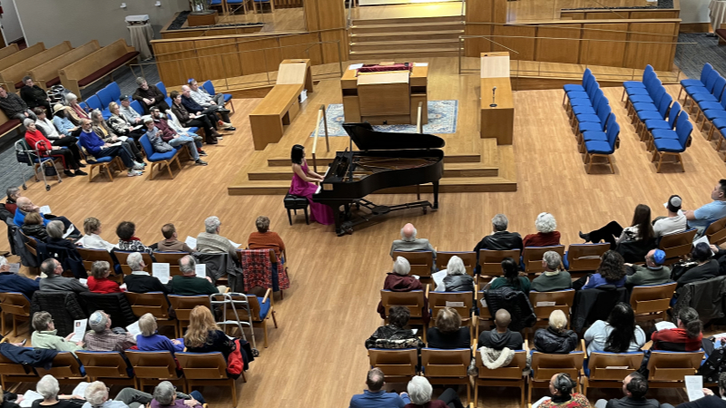 Choo Choo Hu performing at AA Synagogue (credit: Mike Hull)