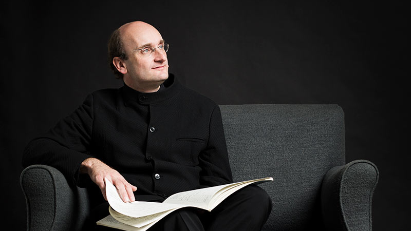 Hadelich dazzles in Tchaikovsky as Manze leads Houston Symphony in richly played cosmic program